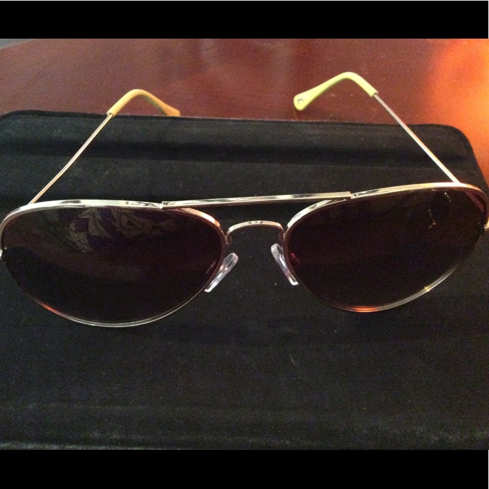 Gold Aviator Style Sunglasses 🕶
